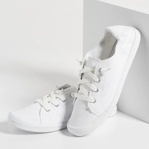 NWT Maurices sneakers